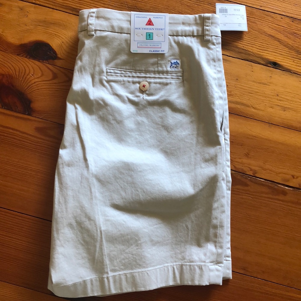 Men’s khaki shorts
